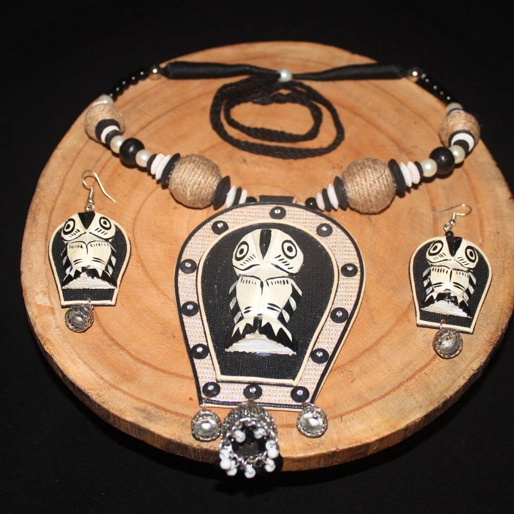 jute-jewellery-15-Black-And-White.jpg